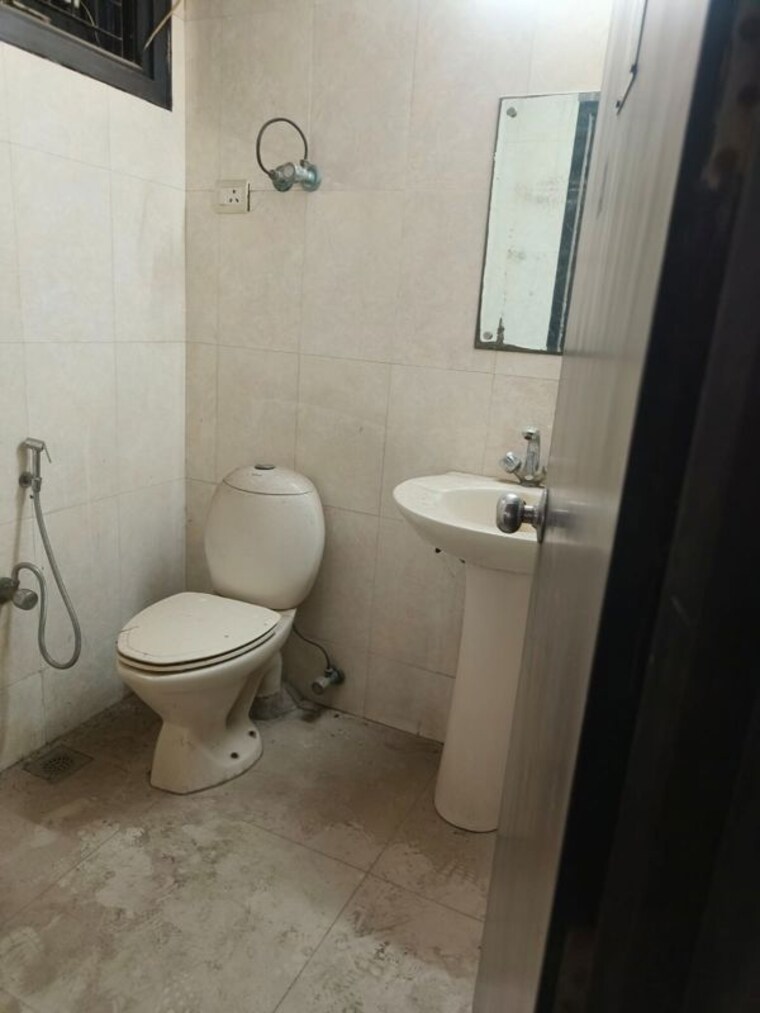 Bathroom, defence colony Commercial Office Space 2000 Sq.Ft. In Defence Colony Delhi 10413077