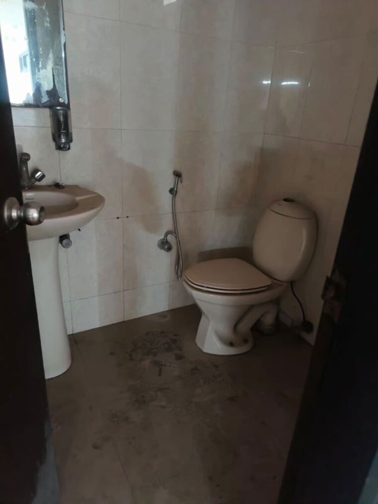 Bathroom, defence colony Commercial Office Space 2000 Sq.Ft. In Defence Colony Delhi 10413077