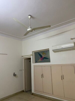 Furnished Amenities in 3 BHK Apartment at Safdarjung Enclave – for Rent