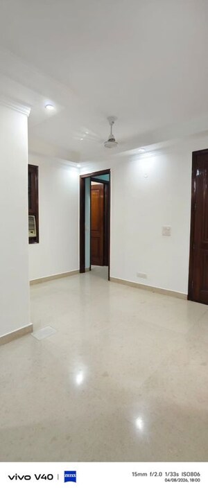 Room in 3 BHK Apartment at Defence Colony – for Rent