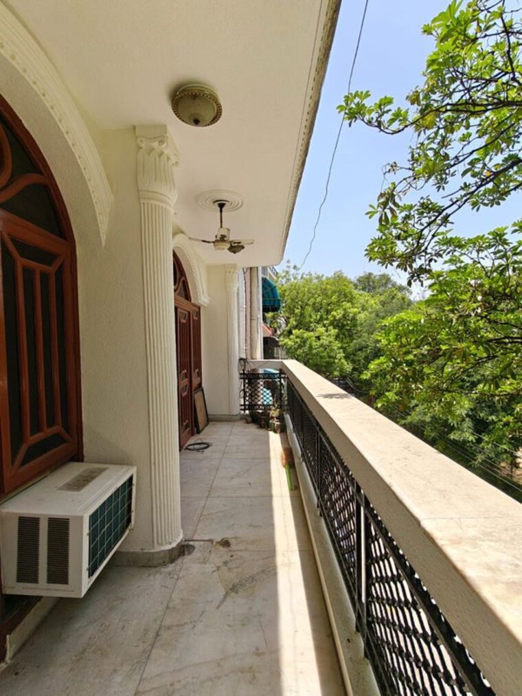 Balcony, sarvodaya enclave 3 Bedroom 200 Sq.Yd. Builder Floor In Sarvodaya Enclave Delhi 10413119
