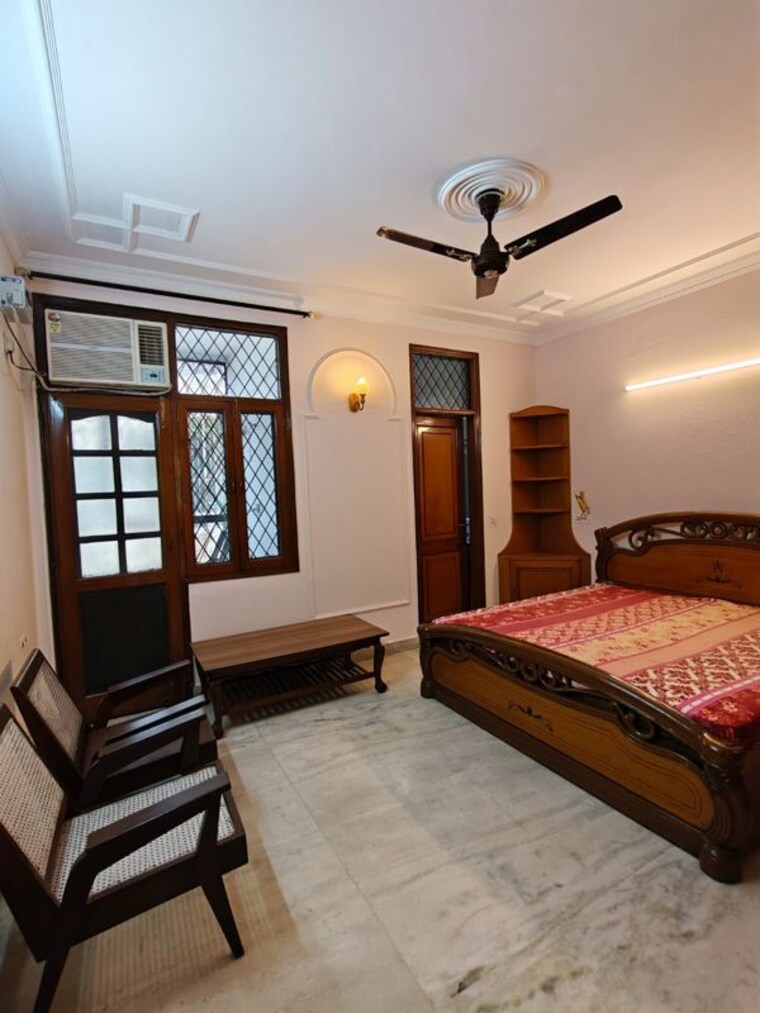 Bedroom, sarvodaya enclave 3 Bedroom 200 Sq.Yd. Builder Floor In Sarvodaya Enclave Delhi 10413119