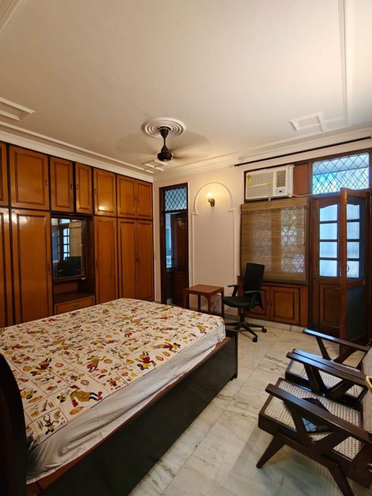 Bedroom, sarvodaya enclave 3 Bedroom 200 Sq.Yd. Builder Floor In Sarvodaya Enclave Delhi 10413119