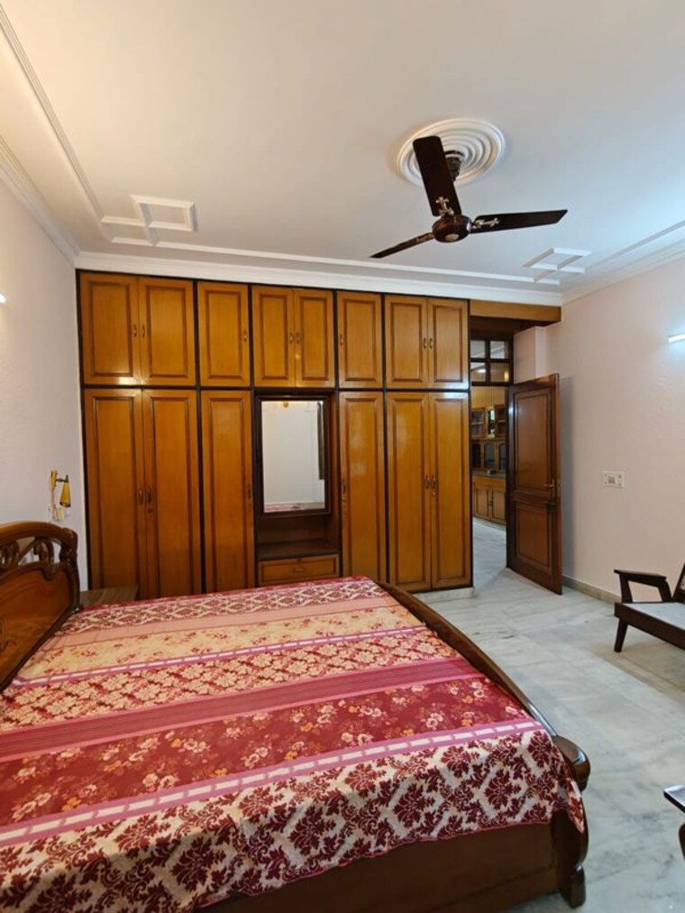 Bedroom, sarvodaya enclave 3 Bedroom 200 Sq.Yd. Builder Floor In Sarvodaya Enclave Delhi 10413119