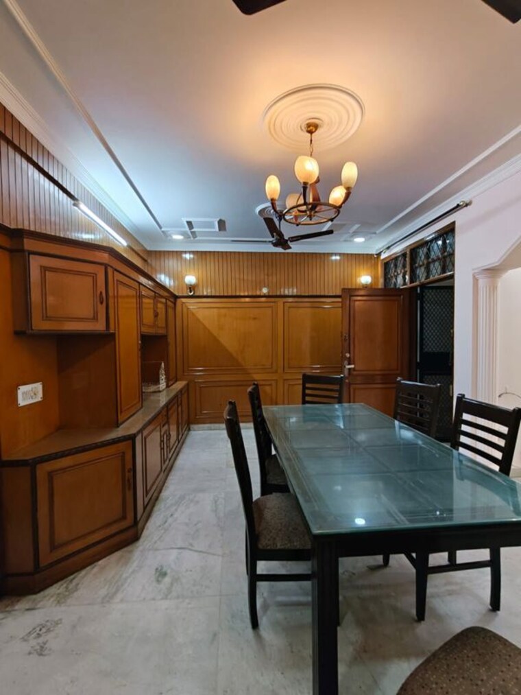 Kitchen, sarvodaya enclave 3 Bedroom 200 Sq.Yd. Builder Floor In Sarvodaya Enclave Delhi 10413119