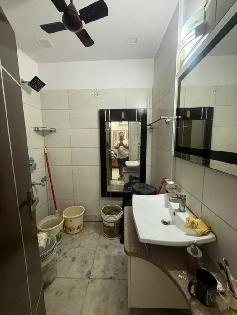 Bathroom, kalkaji 2 Bedroom 200 Sq.Yd. Builder Floor In Kalkaji Delhi 10413126