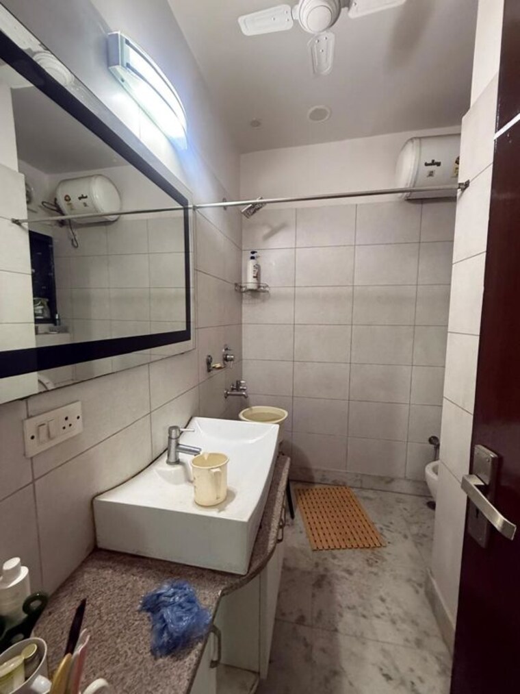 Bathroom, kalkaji 2 Bedroom 200 Sq.Yd. Builder Floor In Kalkaji Delhi 10413126