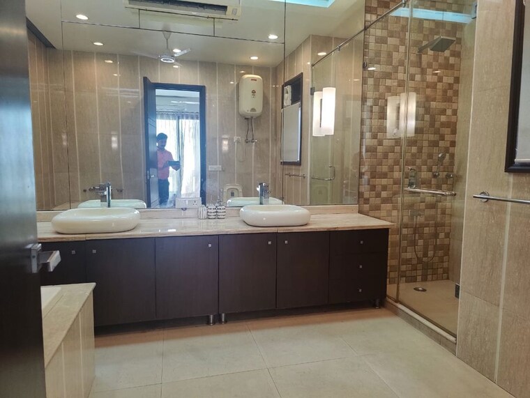Attached Bathroom, defence colony 3 Bedroom 325 Sq.Yd. Builder Floor In Defence Colony Delhi 10413142