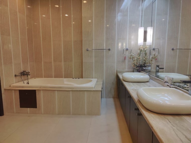Attached Bathroom, defence colony 3 Bedroom 325 Sq.Yd. Builder Floor In Defence Colony Delhi 10413142
