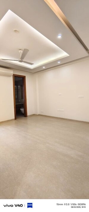 Room in 3 BHK Builder Floor at Defence Colony – for Rent