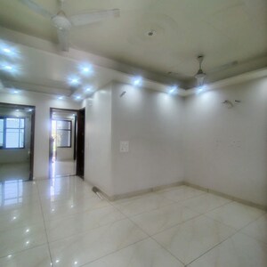 Room in 2.5 BHK Villa at Unitech Arcadia, South City 2 – for Rent