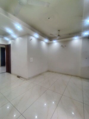Room in 2.5 BHK Villa at Unitech Arcadia, South City 2 – for Rent