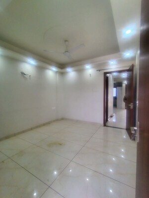 Room in 2.5 BHK Villa at Unitech Arcadia, South City 2 – for Rent
