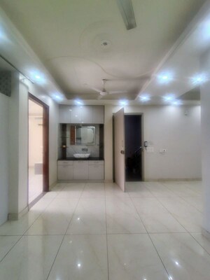 Room in 2.5 BHK Villa at Unitech Arcadia, South City 2 – for Rent