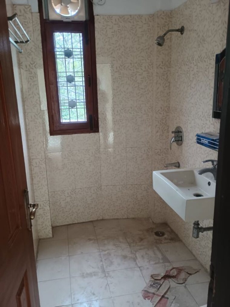 Bathroom, shivalik colony 3 Bedroom 1600 Sq.Ft. Builder Floor In Shivalik Colony Delhi 10413274