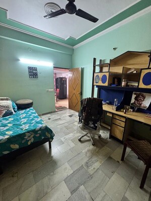Room in 2 BHK Apartment at Shipra Suncity, Vaibhav Khand – for Rent