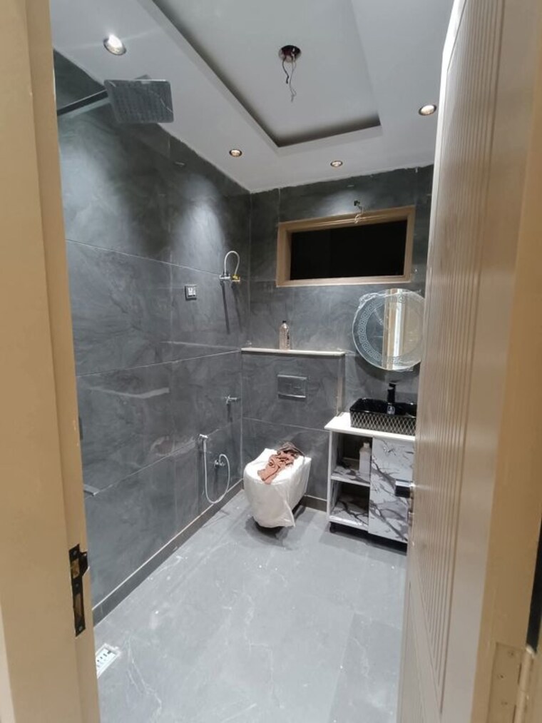 Bathroom, green fields colony 4 Bedroom 2700 Sq.Ft. Builder Floor In Green Fields Colony Faridabad 10413405