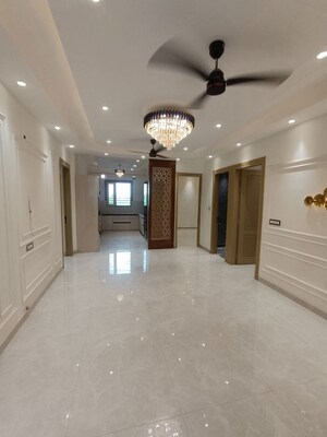 Room in 4 BHK Builder Floor at Green Fields Colony – for Rent