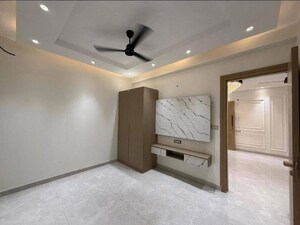 Room in 4 BHK Builder Floor at Green Fields Colony – for Rent