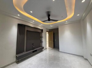 Room in 4 BHK Builder Floor at Green Fields Colony – for Rent