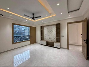 Room in 4 BHK Builder Floor at Green Fields Colony – for Rent