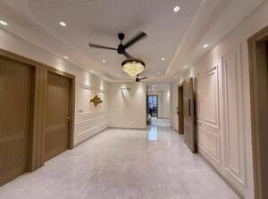 Room in 4 BHK Builder Floor at Green Fields Colony – for Rent