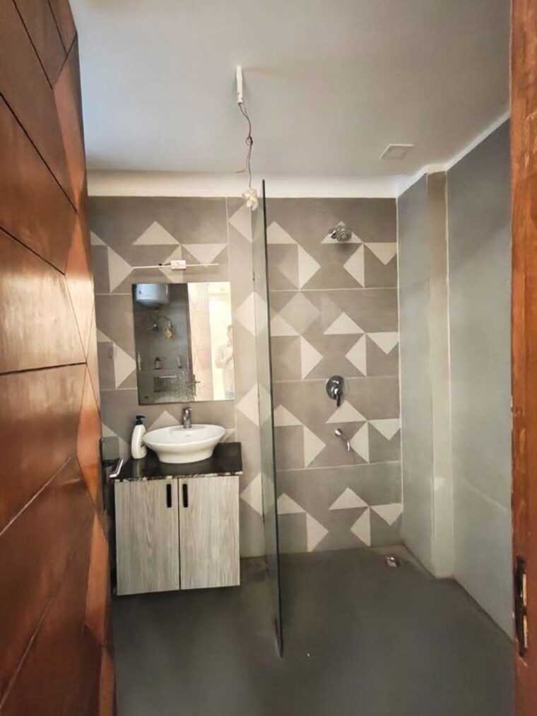 Bathroom, freedom fighters enclave 3 Bedroom 1500 Sq.Ft. Builder Floor In Freedom Fighters Enclave Delhi 10413477