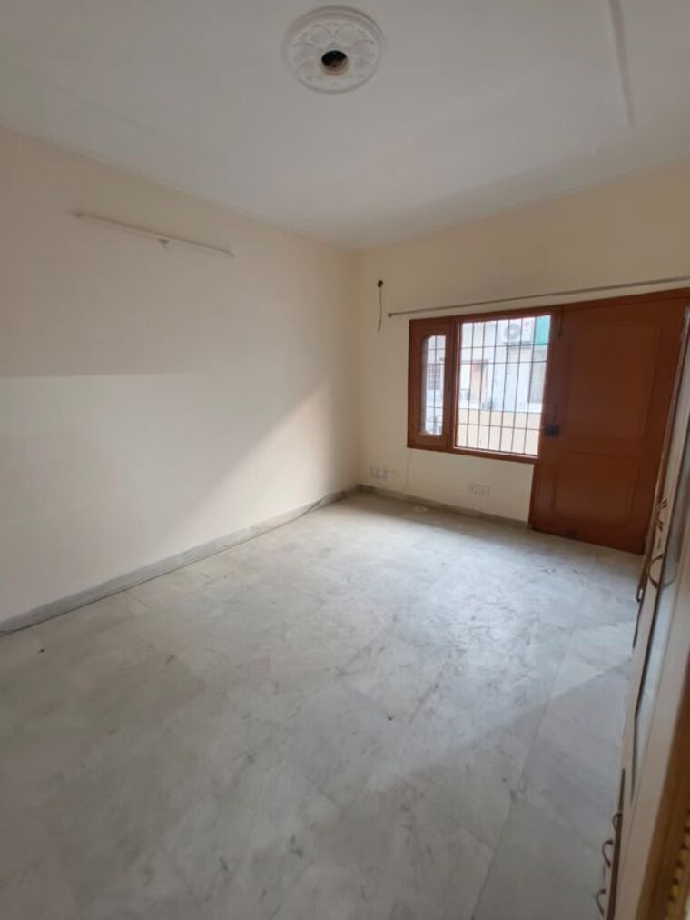 Room, sector 38 3 Bedroom 850 Sq.Ft. Apartment In Sector 38 Chandigarh 10413510
