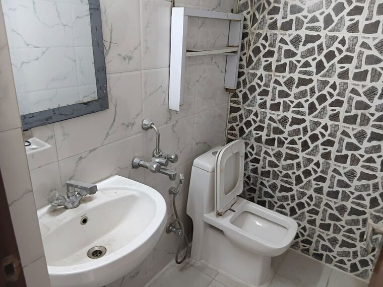 Bathroom, sector 45 2 Bedroom 1800 Sq.Ft. Builder Floor In Sector 45 Gurgaon 10413540