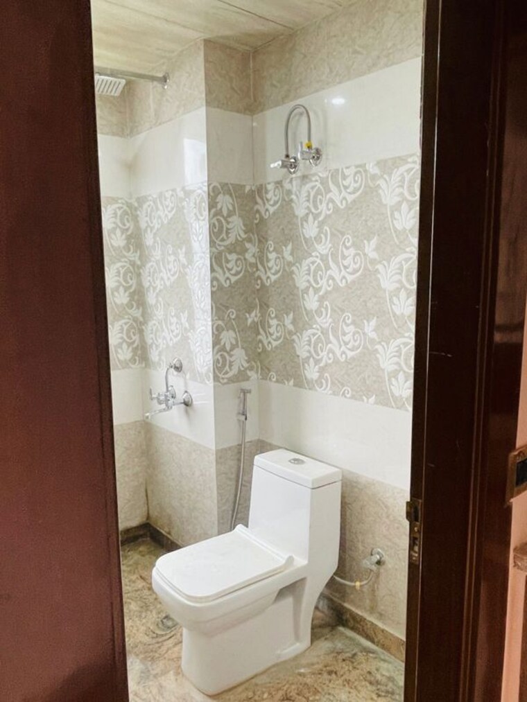Bathroom, sector 45 3 Bedroom 1800 Sq.Ft. Builder Floor In Sector 45 Gurgaon 10413597