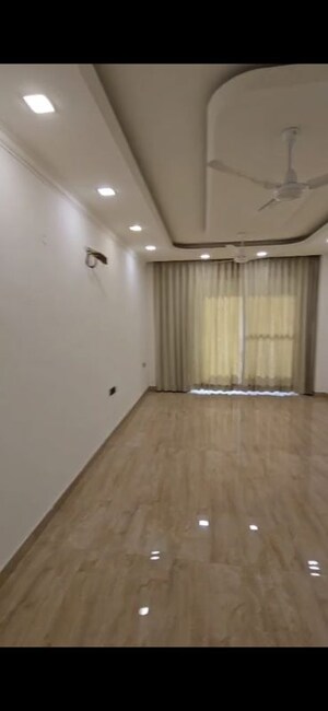 Room in 4 BHK Builder Floor at BPTP Eden Estate, Sector 81 – for Sale