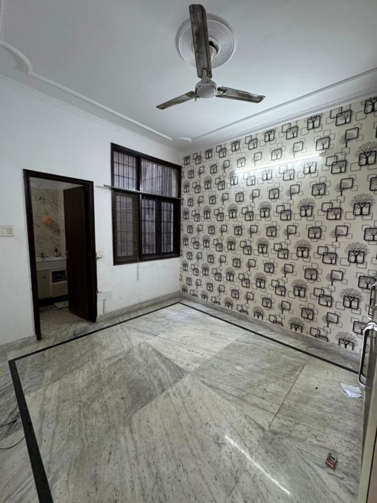 Room, green fields colony 3 Bedroom 1850 Sq.Ft. Builder Floor In Green Fields Colony Faridabad 10413706