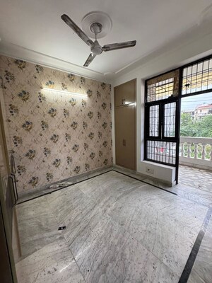 Room in 3 BHK Builder Floor at Green Fields Colony – for Rent