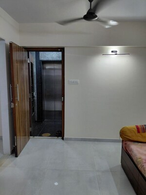 Room in 2 BHK Apartment at Madhu Vasan Apartment, Vile Parle East – for Rent