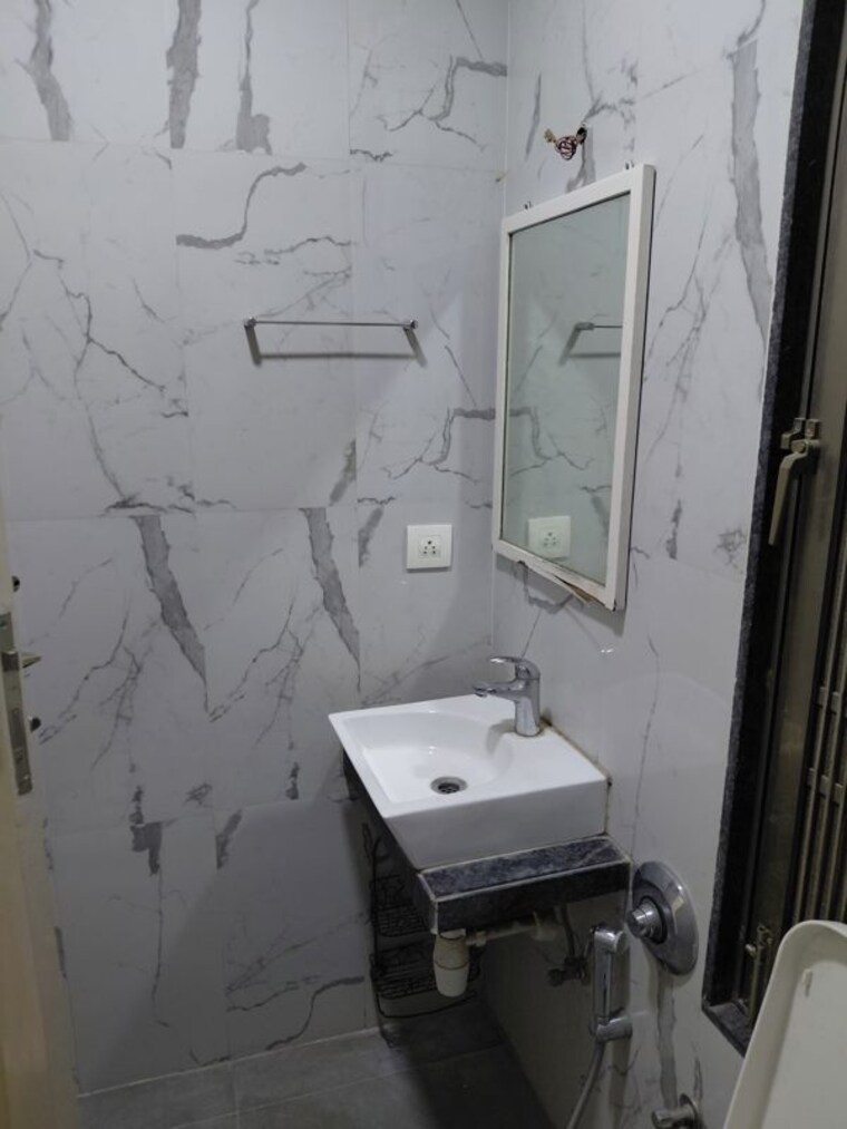 Bathroom, madhu-vasan-apartment 2 Bedroom 650 Sq.Ft. Apartment In Vile Parle East Mumbai 10413720