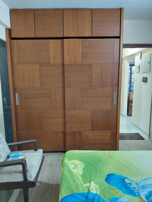 Room in 2 BHK Apartment at Madhu Vasan Apartment, Vile Parle East – for Rent