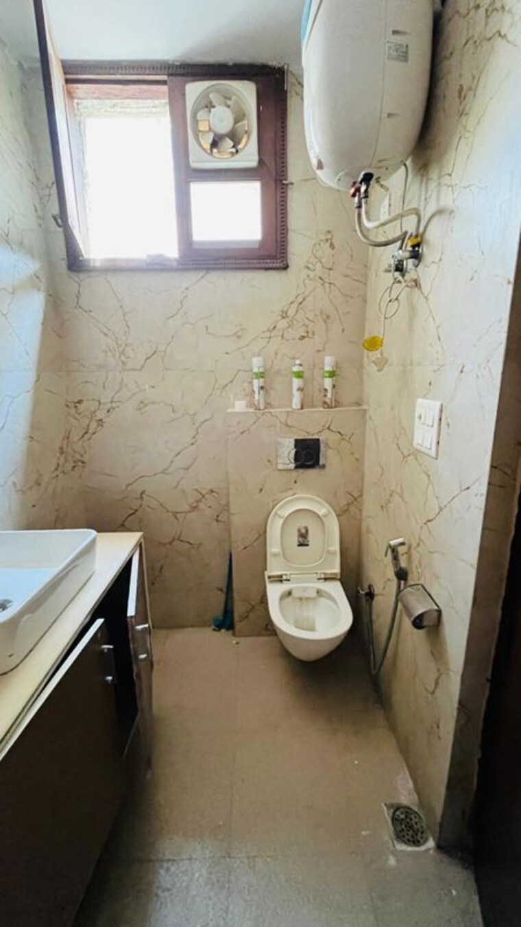 Bathroom, kalkaji 3 Bedroom 1800 Sq.Ft. Builder Floor In Kalkaji Delhi 10413822