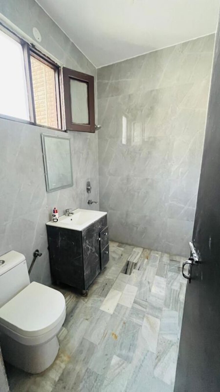 Bathroom, kalkaji 3 Bedroom 1800 Sq.Ft. Builder Floor In Kalkaji Delhi 10413822