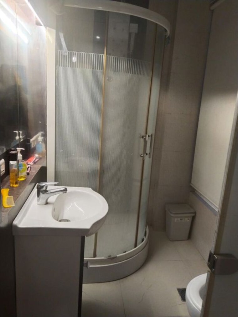 Bathroom, south extension ii 3 Bedroom 1800 Sq.Ft. Builder Floor In South Extension ii Delhi 10413853