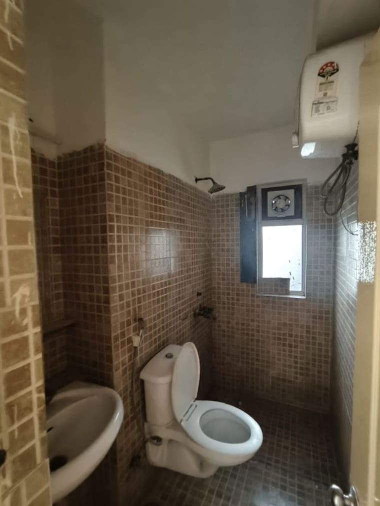 Bathroom, paras-tierea-studio-apartments 3.5 Bedroom 1580 Sq.Ft. Apartment In Sector 137 Noida 10413888