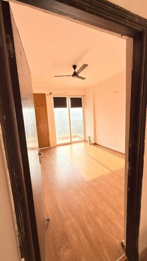 Room in 3 BHK Apartment at Amrapali Kingswood, Sector 4 Greater Noida – for Rent