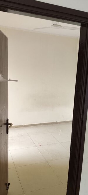 Room in 3 BHK Apartment at Himalaya Pride, Tech Zone 4 Greater Noida – for Rent