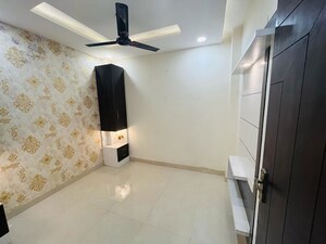 Room in 2.5 BHK Builder Floor at Dwarka Mor – for Rent
