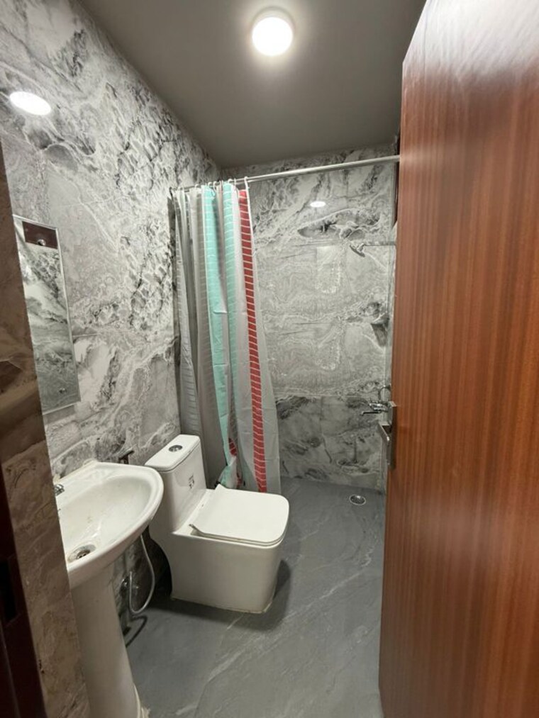 Bathroom, dlf city phase 3 1 Bedroom 500 Sq.Yd. Builder Floor In Dlf City Phase 3 Gurgaon 10413976