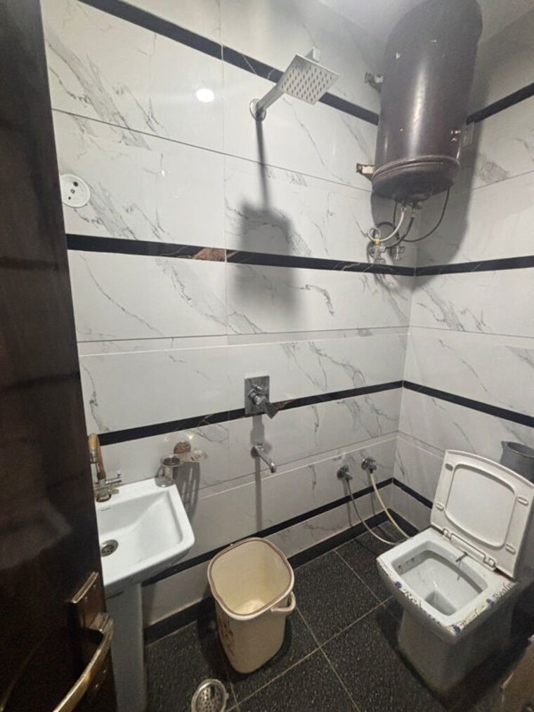 Bathroom, dwarka mor 2.5 Bedroom 1100 Sq.Ft. Builder Floor In Dwarka Mor Delhi 10413982