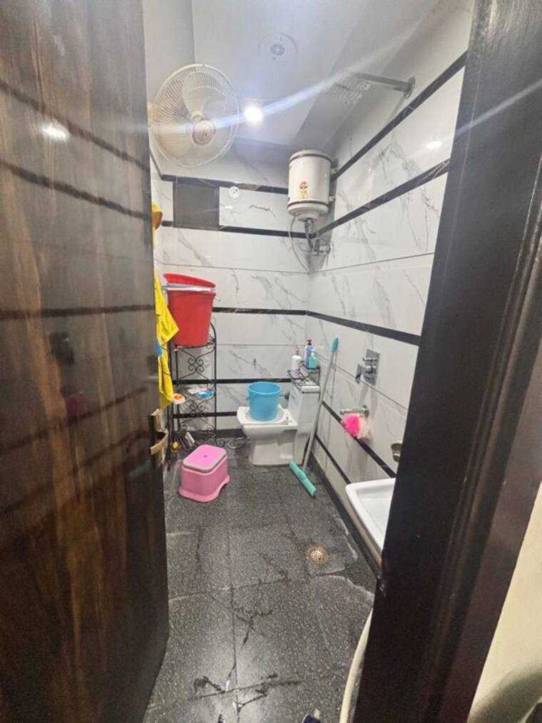 Attached Bathroom, dwarka mor 2.5 Bedroom 1100 Sq.Ft. Builder Floor In Dwarka Mor Delhi 10413982