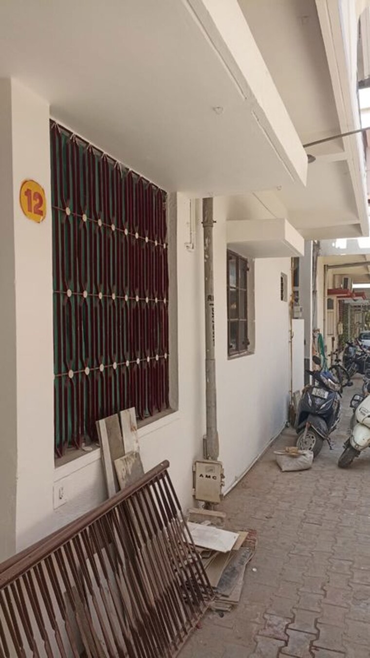 undefined, satellite 1 Bedroom 250 Sq.Ft. Apartment In Satellite Ahmedabad 10414025