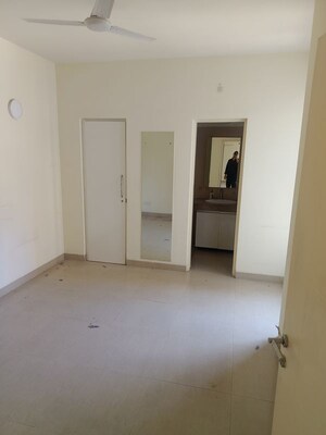 Room in 2.5 BHK Apartment at Emaar Emerald Estate, Sector 65 – for Rent
