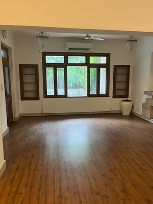 Room in 6 BHK Independent House at Golf Links – for Rent