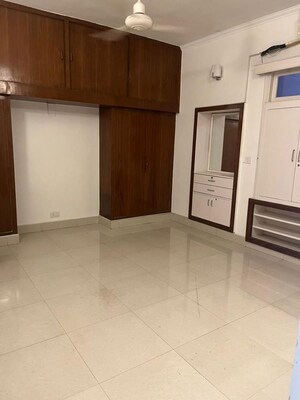 Room in 6 BHK Independent House at Golf Links – for Rent